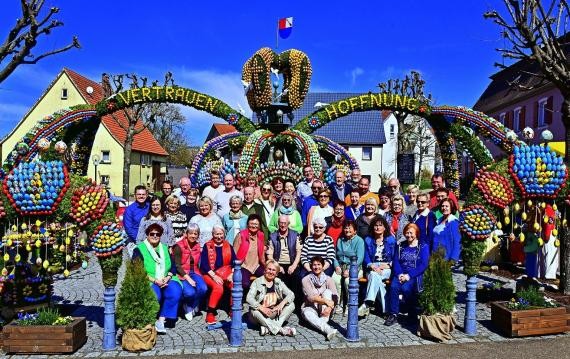 Osterbrunnen 2025 mit einem Teil der vielen ehrenamtlichen Helfer*inne Osterbrunnen 2025 mit einem Teil der vielen ehrenamtlichen Helfer*innen von Helmut Bernernert
