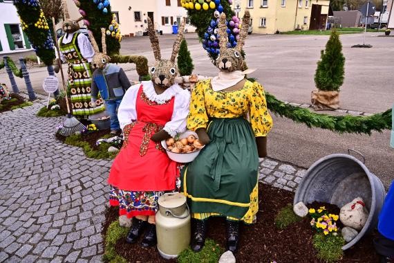 Die Osterhasen am Brunnen