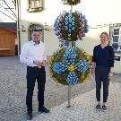Bürgermeister Stefan Jenninger und Praktikantin Luna Braunger vor dem Rathaus in Schechingen