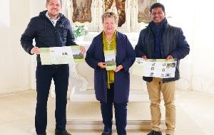 Bürgermeister Stefan Jenninger, Helwiga Heinrich und Pfarrer Shiju Mathew bei der Vorstellung des Schechinger Kapellenwegs