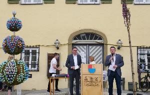 Landrat Dr. Joachim Bläse und Bürgermeister Stefan Jenninger vor dem Schechinger Rathaus